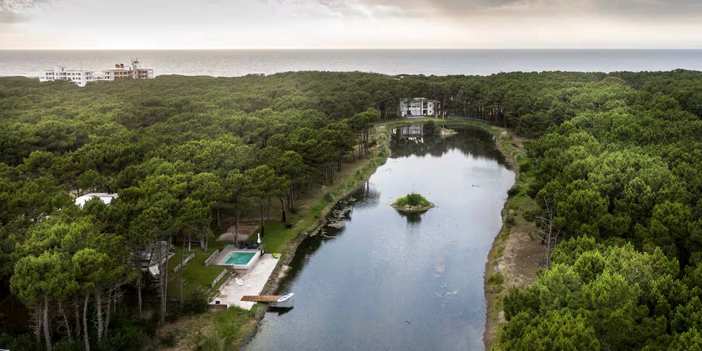 Residential development with landscape and lagoon